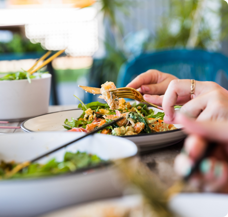 Auf diesem Bild sieht man die Wochengerichte im „Das Holler“. Es wird die Getränke- und Speisekarte aufgezeigt
